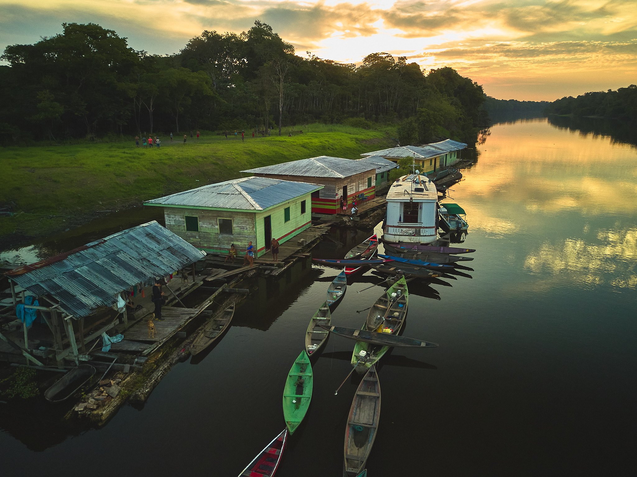 Casa flutuante, barcos e canoas - crédito Rodolfo Pongelupe